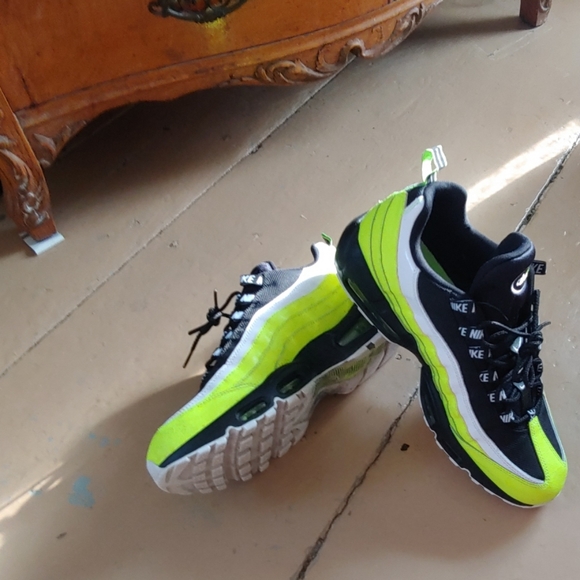 Too many sneckers - Picture 3 of 3